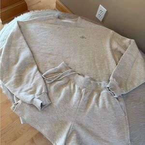 ALO Yoga Oatmeal Heather Accolade sweatshirt and shorts set, size Small, EUC